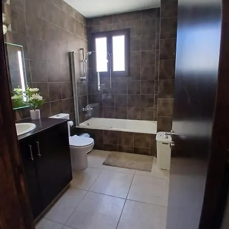 Lägenhet Spacious 2 Bedroom Larnaca
