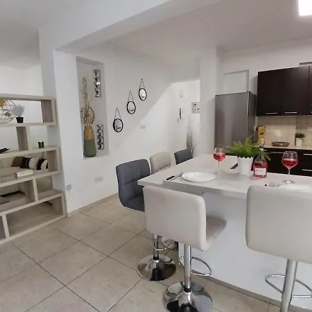 Spacious 2 Bedroom Lägenhet