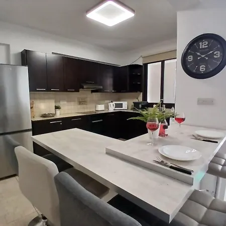 Spacious 2 Bedroom *