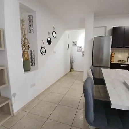 Spacious 2 Bedroom 라르나카