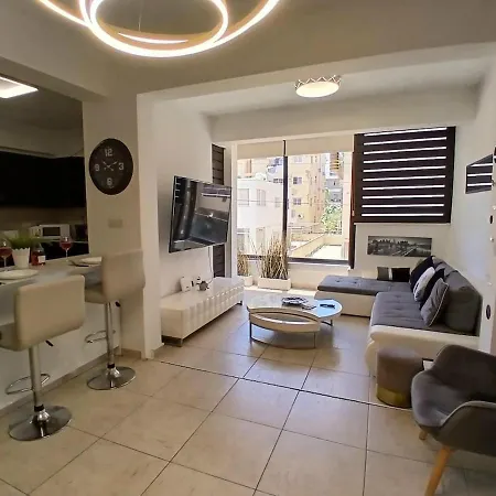 Spacious 2 Bedroom 아파트 *